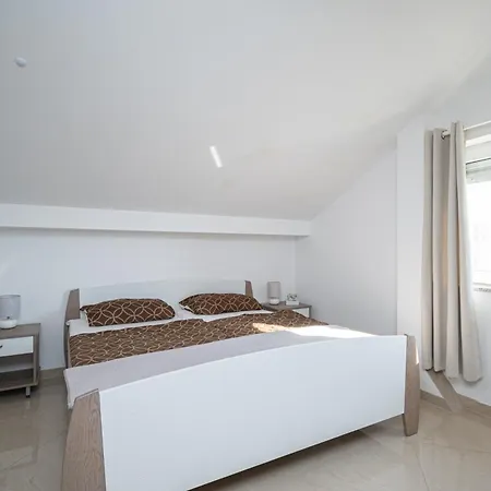 Family Friendly With A Swimming Pool Ljubac, Zadar - 21937 Apartment Razanac