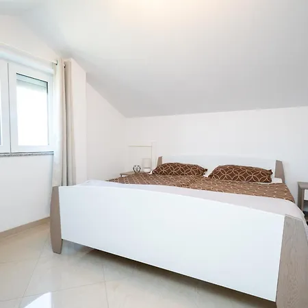 Apartment Family Friendly With A Swimming Pool Ljubac, Zadar - 21937 *